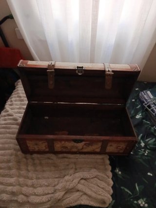 Baúl de viaje con mapa antiguo