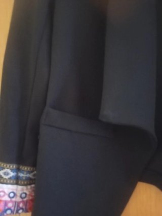 Americana negra con bordados étnicos
