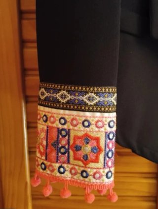 Americana negra con bordados étnicos