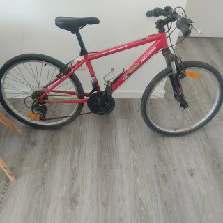 Bicicleta infantil Rockrider roja
