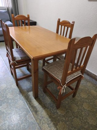 Mesa de madera con 4 sillas