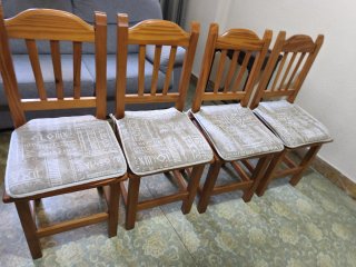 Mesa de madera con 4 sillas