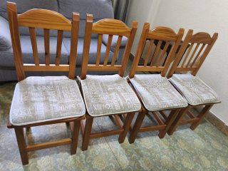 Mesa de madera con 4 sillas