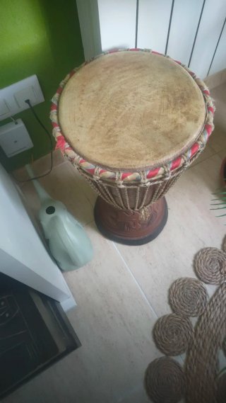 Yembe africano tallado
