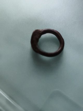 Anillo Curioso. Con chapón con símbolos de esvásti