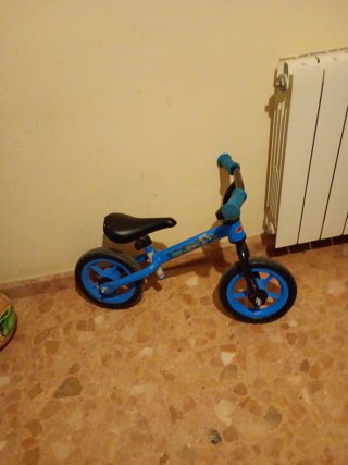 Bicicleta de equilibrio azul para niños