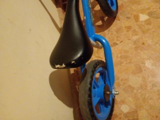 Bicicleta de equilibrio azul para niños