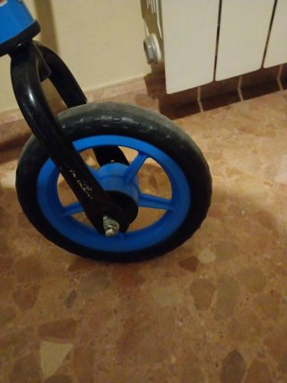 Bicicleta de equilibrio azul para niños
