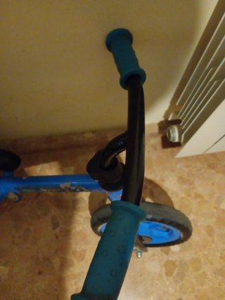Bicicleta de equilibrio azul para niños