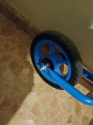 Bicicleta de equilibrio azul para niños
