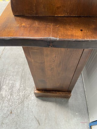 Mueble bureau de madera tallada