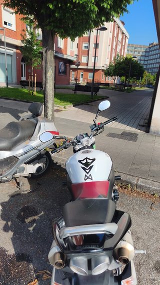 Suzuki GSR600 Naked Roja y Blanca