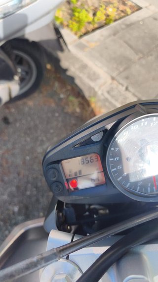 Suzuki GSR600 Naked Roja y Blanca
