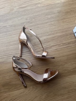 Zapatos de fiesta dorados tacón fino