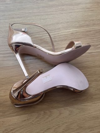 Zapatos de fiesta dorados tacón fino