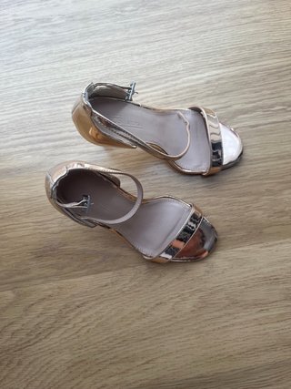 Zapatos de fiesta dorados tacón fino