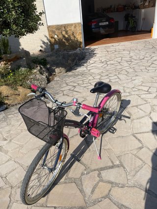 Bicicleta B'Twin con cesta y caballete