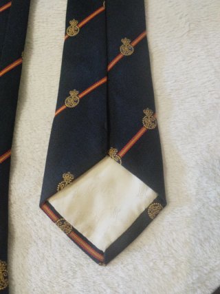 Corbata RAC azul con rayas doradas y rojas