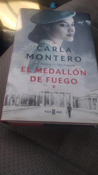 El medallón de fuego / The Fire Medallion