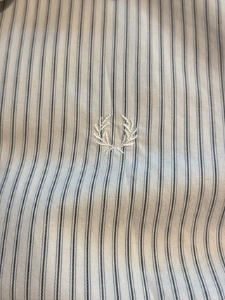 Camisa Fred Perry Rayas Grises y Blancas