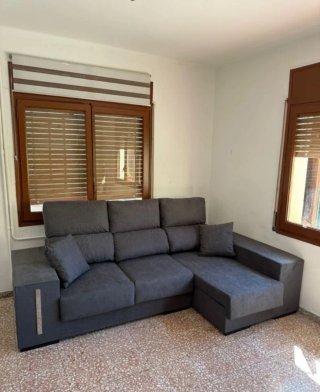 Divano chaise longue di produzione nazionale al 100%.