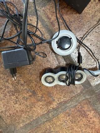 Altavoz negro con rejilla gris