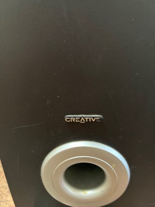 Altavoz negro con rejilla gris