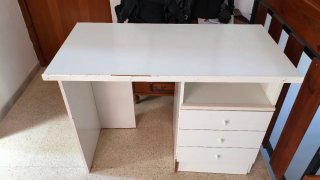 Escritorio blanco de madera