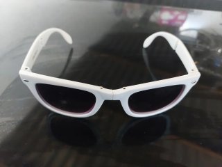 Gafas de sol plegables blancas y moradas