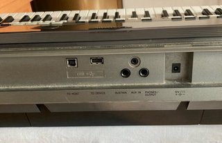 Teclado Yamaha PSR-E443 con pie