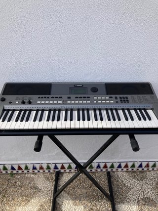 Teclado Yamaha PSR-E443 con pie
