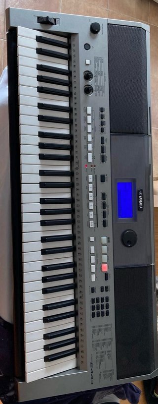 Teclado Yamaha PSR-E443 con pie