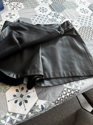 Falda pantalón efecto piel negra