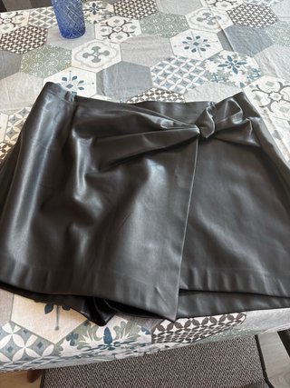 Falda pantalón efecto piel negra
