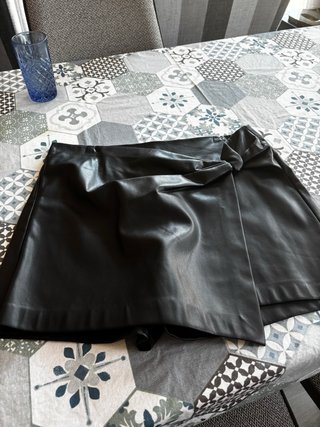 Falda pantalón efecto piel negra
