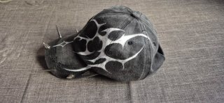 Gorra negra con diseño neotribal y tachuelas