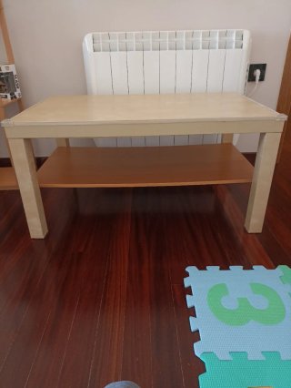 Mesa de centro de madera y plástico