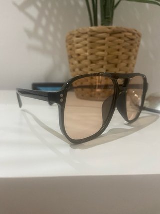 Gafas de sol negras y naranjas