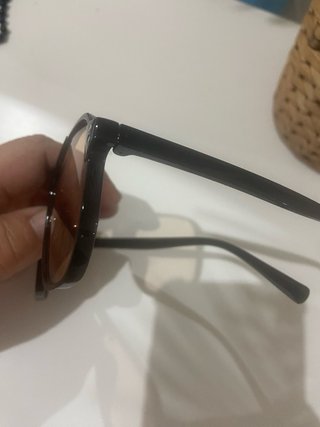 Gafas de sol negras y naranjas