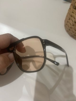 Gafas de sol negras y naranjas