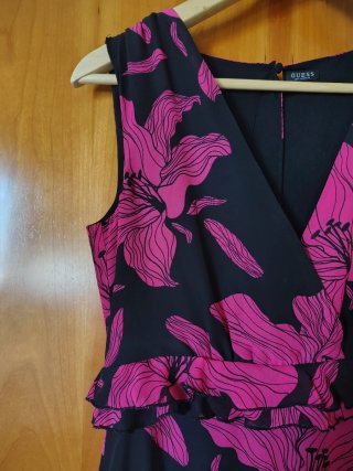 Vestido largo Guess floral negro y fucsia