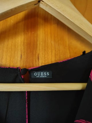 Vestido largo Guess floral negro y fucsia