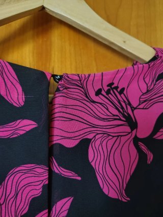Vestido largo Guess floral negro y fucsia