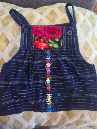Vestido de bebé con bordado floral