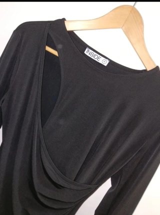 Vestido negro con drapeado y corte