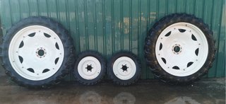 Ruedas de tractor con llanta blanca