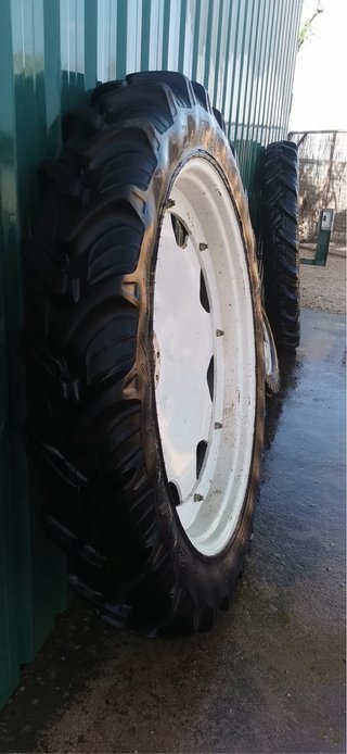Ruedas de tractor con llanta blanca
