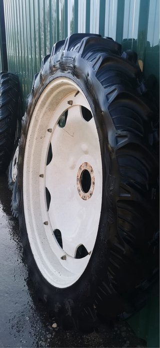 Ruedas de tractor con llanta blanca