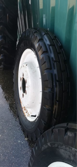 Ruedas de tractor con llanta blanca