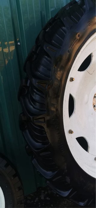 Ruedas de tractor con llanta blanca